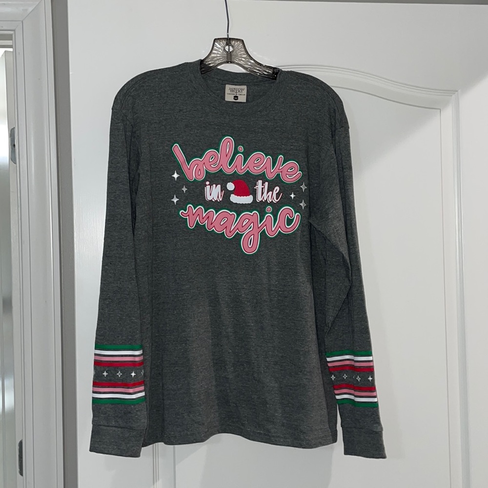 Woman’s Jadelynn Brooke long sleeve Christmas tee size M gray new